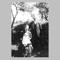 079-0118 Ernst und Johanna Lewerenz mit Tochter Anneliese im Sommer 1926.jpg